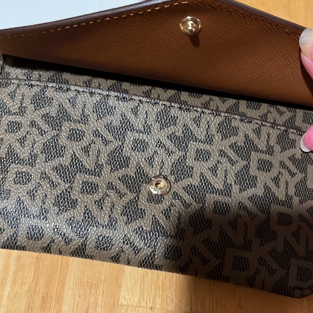 🛍️🏆Host Pick🏆 #793 NWT DKNY Wallet - Picture 5 of 13